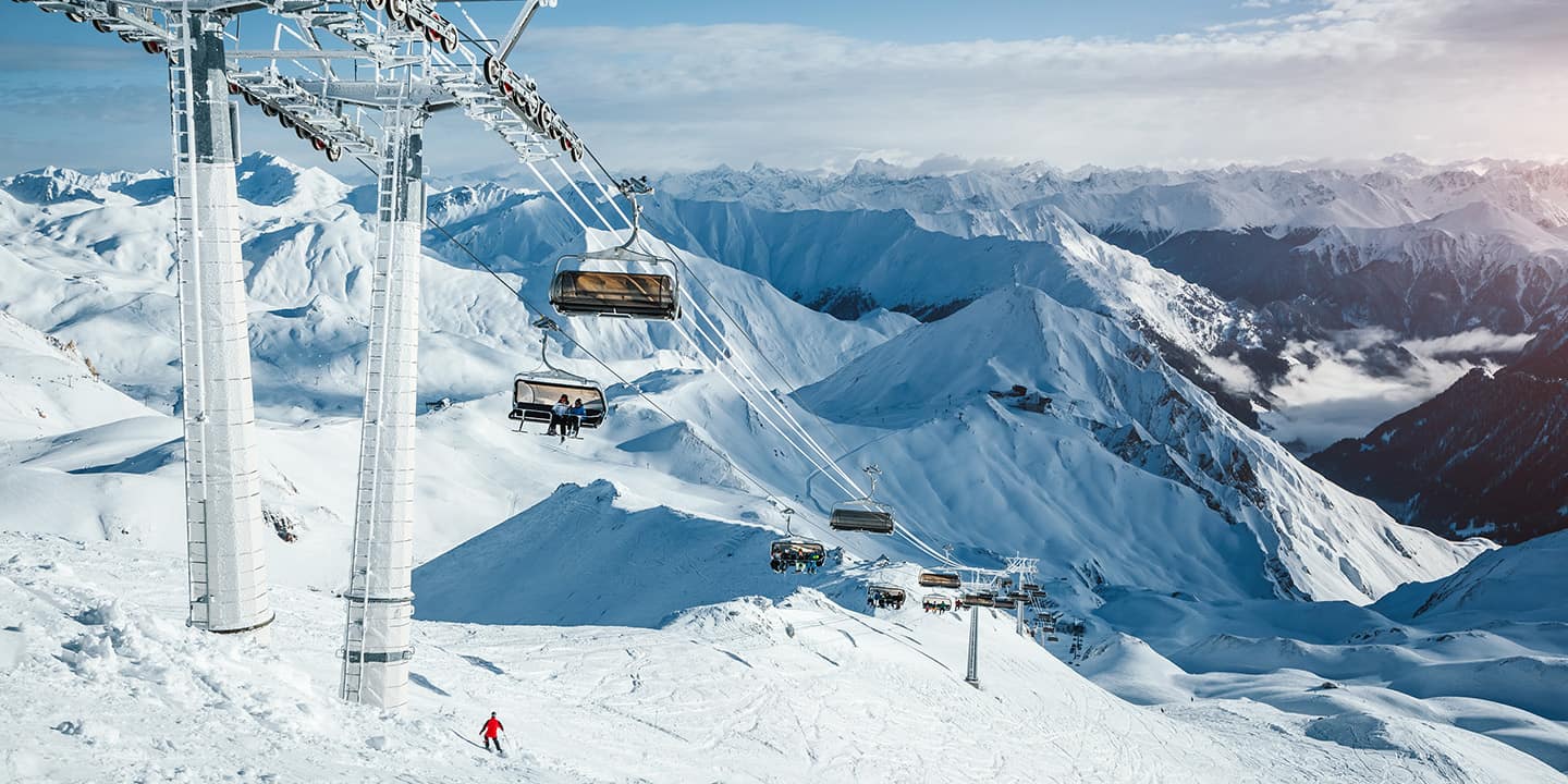 Schöne Aussicht auf das Skigebiet im Paznaun Tal, Skiort Silvretta Arena Ischgl Samnaun an der österreichischen Grenze, Tirol